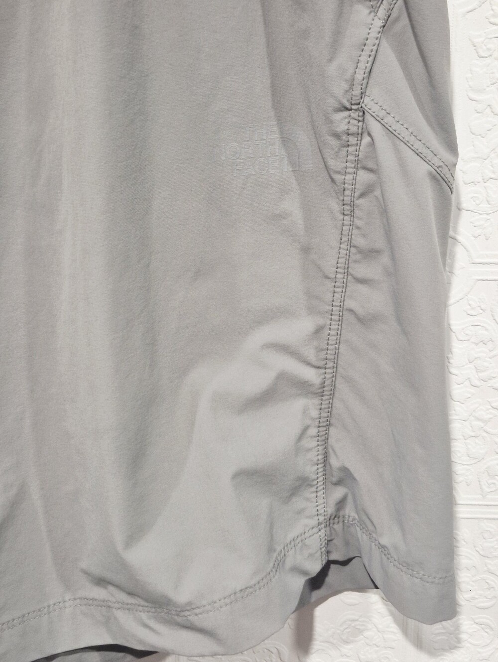 The North Face Men's Wander Light Gray Athletic Shorts - Picture 4 of 7